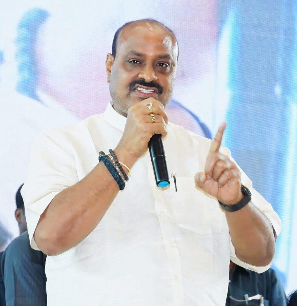 తప్పుడు మనుషులు… తప్పుడు రాతలు