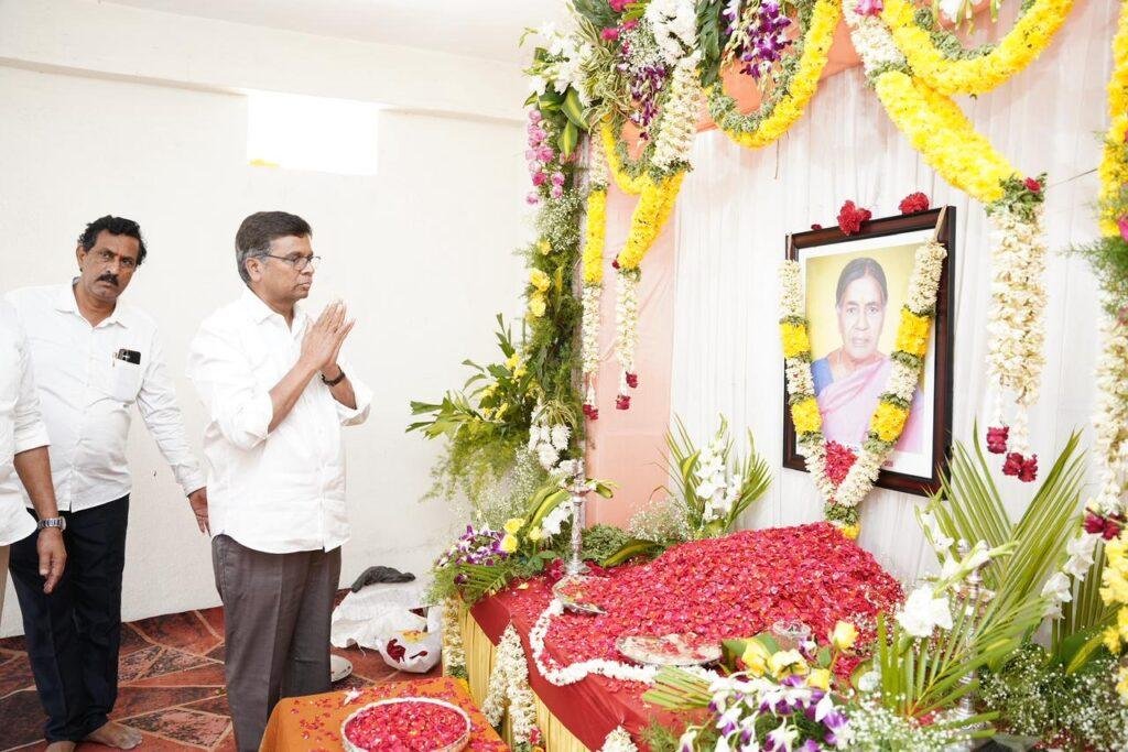 విజయం విద్యాసంస్థల అధినేత తేజోమూర్తి అమ్మగారు మందలపు అచ్చమ్మ గారికి నివాళులర్పించిన