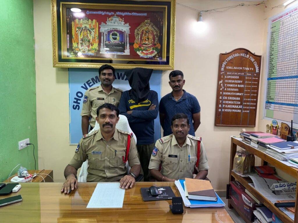 విలేకరి ముసుగులో వసూళ్లు* ..