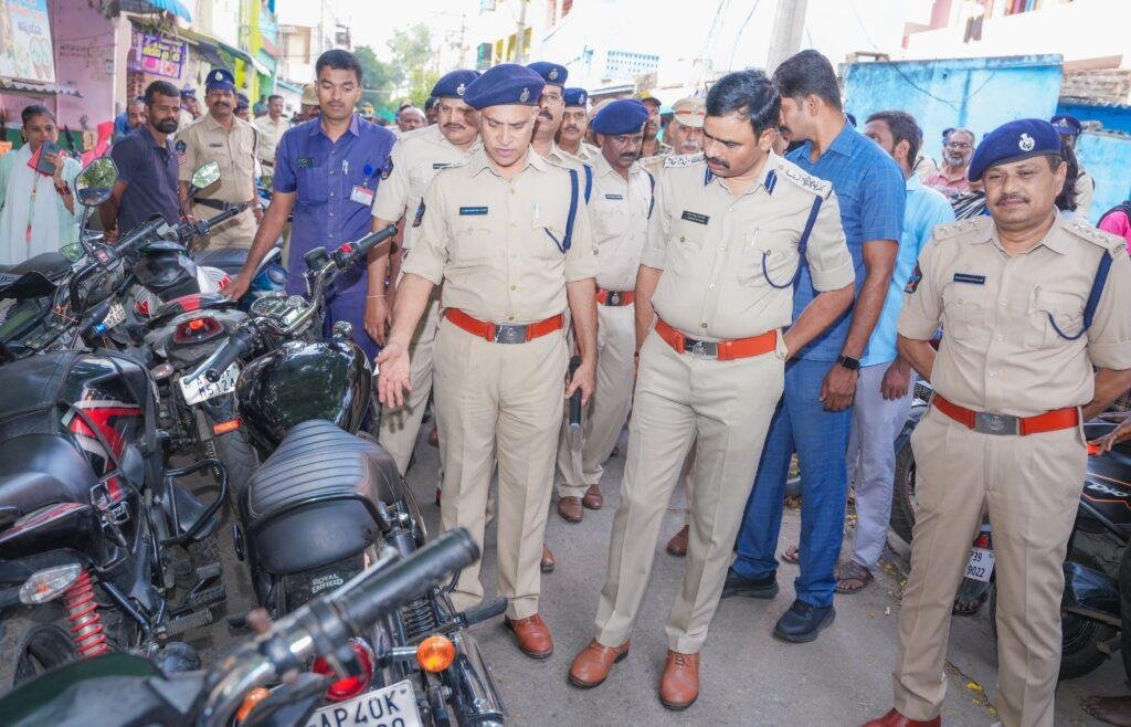 సేఫ్ తిరుపతి మా లక్ష్యం.. ప్రజల సహకారమే మా బలం తిరుపతిలో వజ్రపహార్ కార్డన్ అండ్ సెర్చ్ ఆపరేషన్‌ – ఎస్పీ ఎల్. సుబ్బరాయుడు