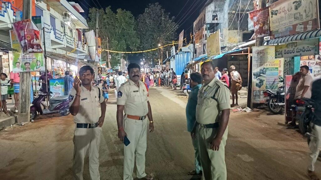 పోలీస్ బందోబస్తుతో స్వామి వారి వాహన సేవ