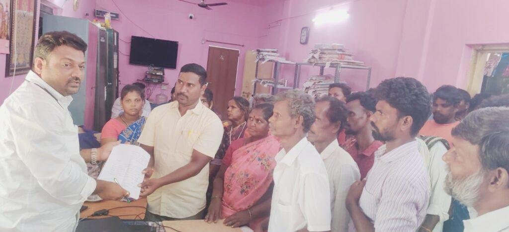 గిరిజనులకు ఇంటిపట్టాలు ఇప్పించండి – తహసిల్దార్ కు వినతి