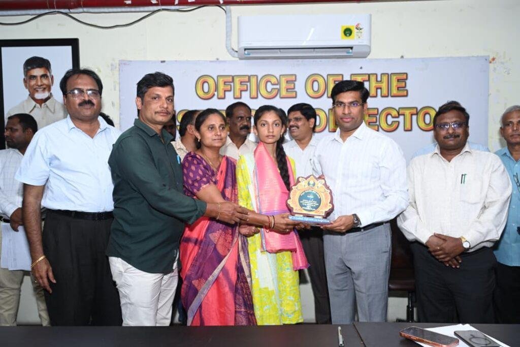 10వ తరగతి పరీక్షల్లో ప్రతిభ కనబరిచిన విద్యార్థులకు కలెక్టర్ సత్కారం