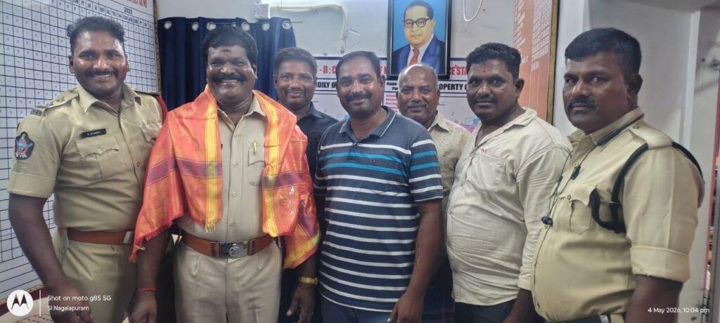 ఏఎస్ఐ షణ్ముగంకు జన్మదిన శుభాకాంక్షలు తెలిపిన ఎస్ఐ, సిబ్బంది