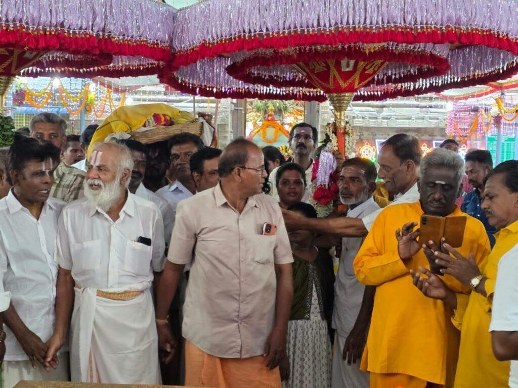 శ్రీ వేదనారాయణ స్వామికి గొడుగులు వితరణ