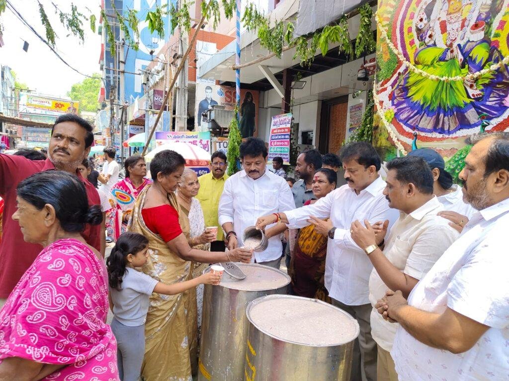 నిమ్మకాయల వీధిలో భక్తులకు అంబలి పంపిణీ..