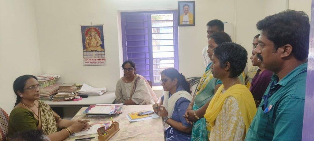 నాగలాపురంలో స్వర్ణ గ్రామ పథకాలపై జిల్లా అధికారి సమీక్ష