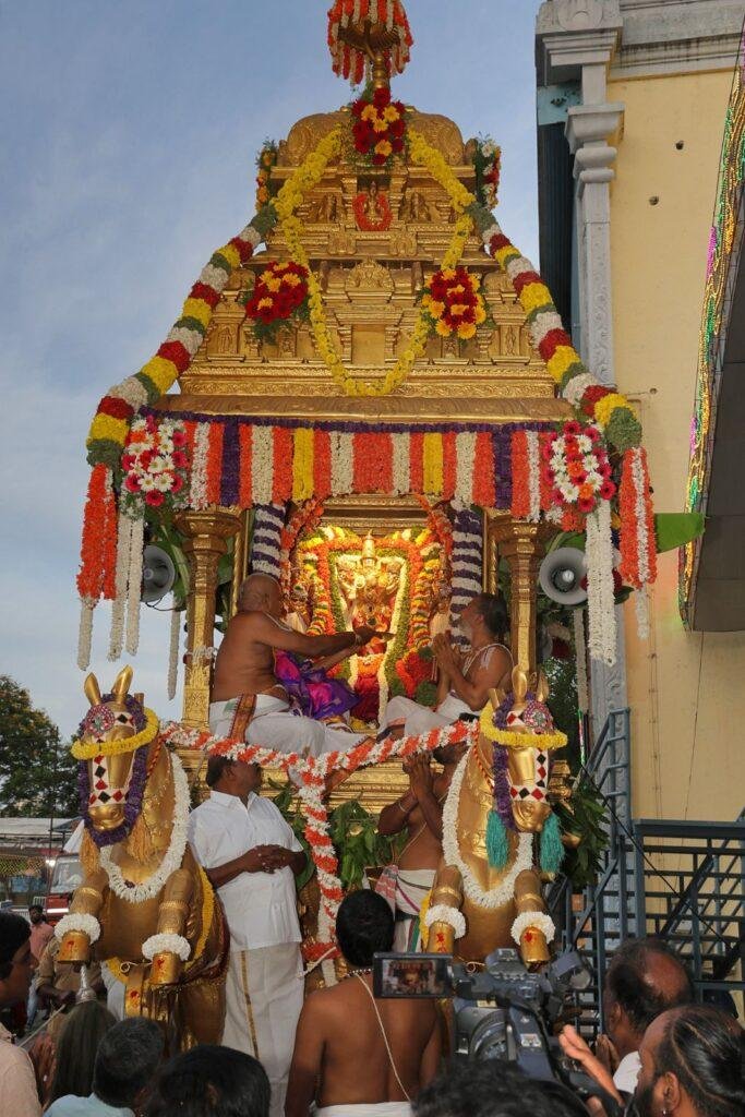 భక్తులను మంత్రముగ్ధులను చేసిన శ్రీవారి స్వర్ణరథోత్సవం