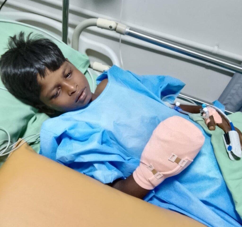 చెరుకు క్రషర్ ప్రమాదంలో విద్యార్థి చేతి వేళ్లు తెగిపోవడం విషాదం