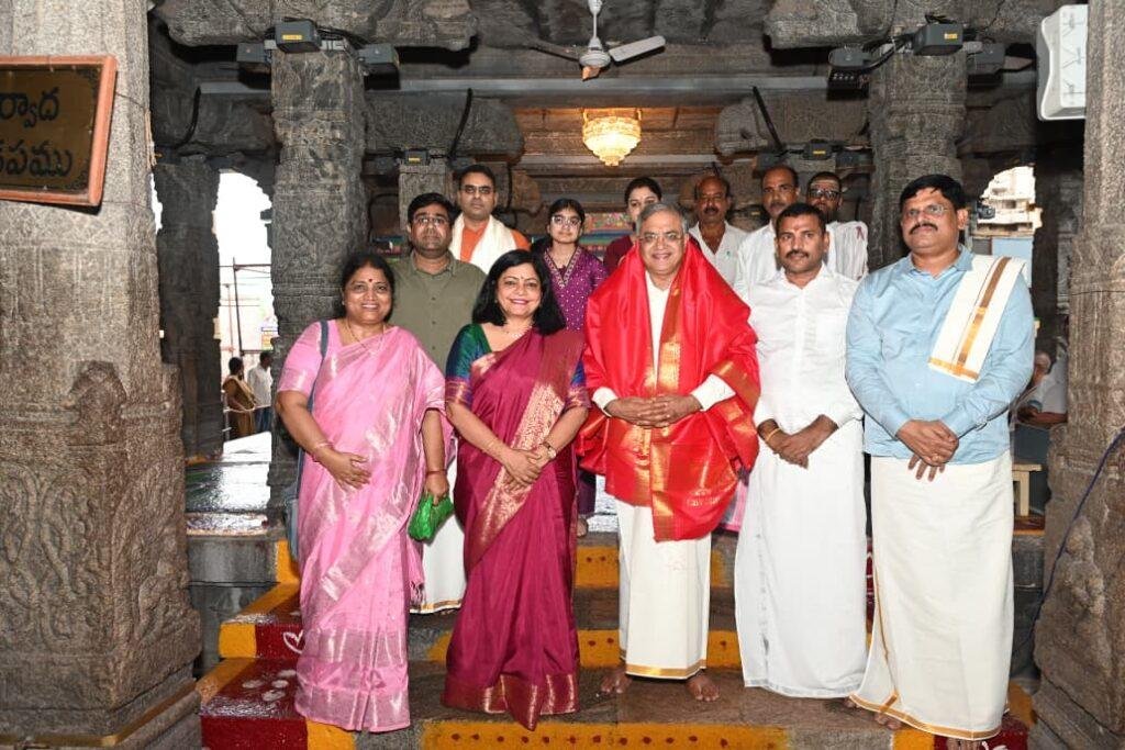 అమ్మవారి సేవలో ఇండియా చీఫ్ ఎలక్షన్ కమిషనర్