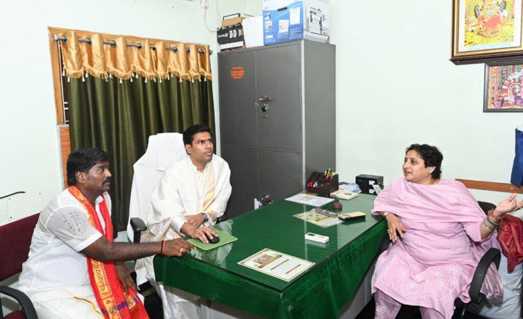 తిరుపతి తాతయ్య గుంట గంగమ్మ తల్లిని దర్శించుకున్న జిల్లా కలెక్టర్