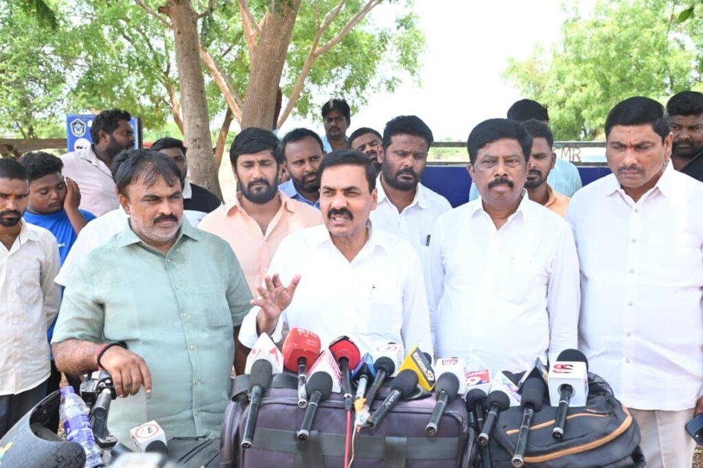 నెల్లూరు సెంట్రల్ జైలులో ఎన్‌డీసీసీబీ చైర్మన్ కామిరెడ్డి సత్యనారాయణ రెడ్డికి వైసిపి నేతల పరామర్శ