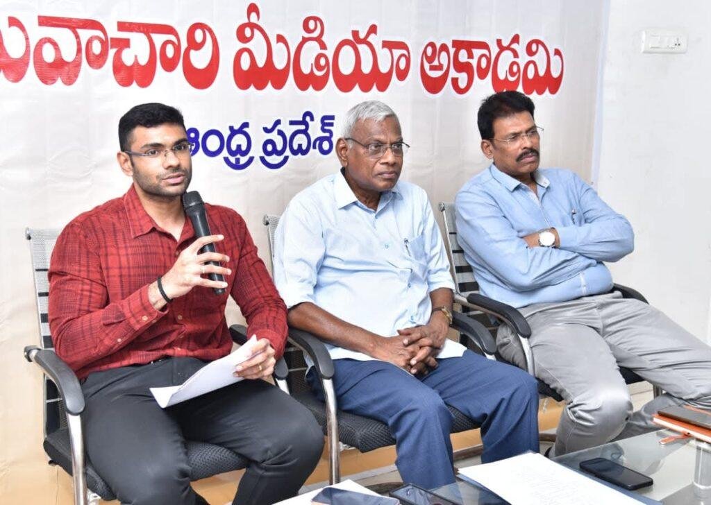 ఉత్తమ ప్రతిభావంతులైన జర్నలిస్టులకు అవార్డులు