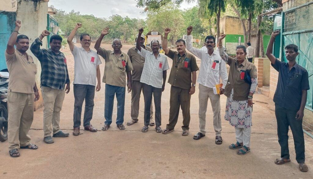 ఎర్ర బ్యాడ్జీలతో విధులకు హాజరైన  ఆర్టీసి ఉద్యోగులు