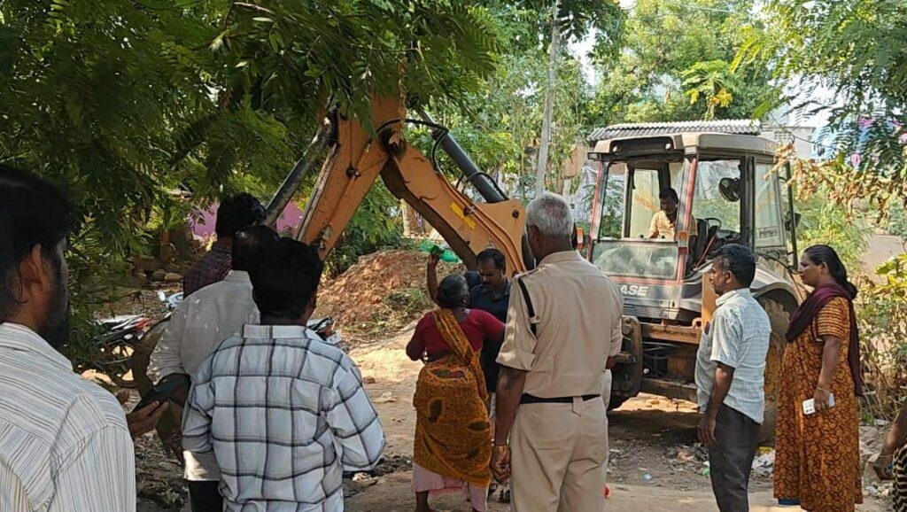 మురుగునీటి సమస్య పరిష్కరించకుండా కాంక్రీట్ తొలగింపుపై స్థానికుల ఆగ్రహం