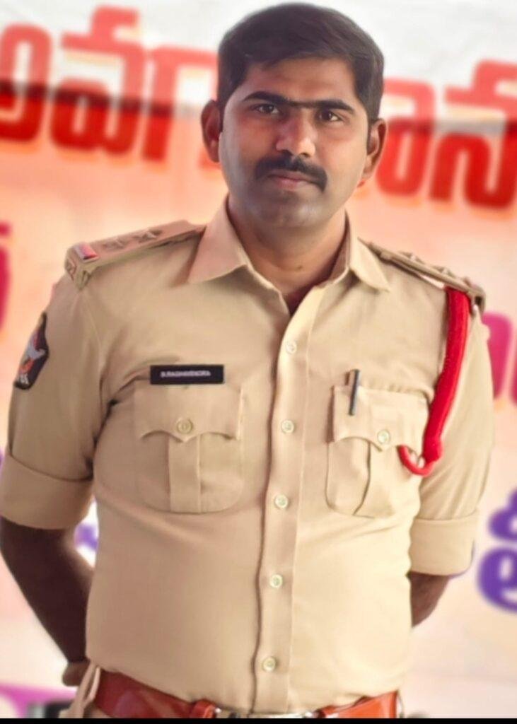ద్విచక్ర వాహనదారులు అప్రమత్తంగా ఉండాలి – ఎస్ఐ రాఘవేంద్ర