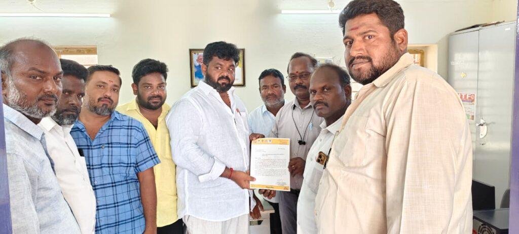 త్రాగునీటి ట్యాంకు మెట్లు దెబ్బతిని ప్రజలకు ముప్పు