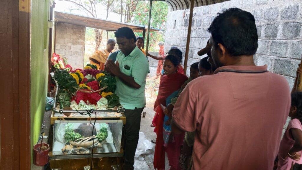 గుండెపోటుతో వీఆర్ఏ ఈశ్వర్ మృతి