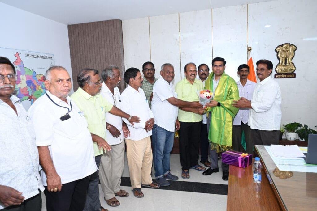 వెటరన్ జర్నలిస్ట్స్ డైరీని ఆవిష్కరించిన  జిల్లా కలెక్టర్