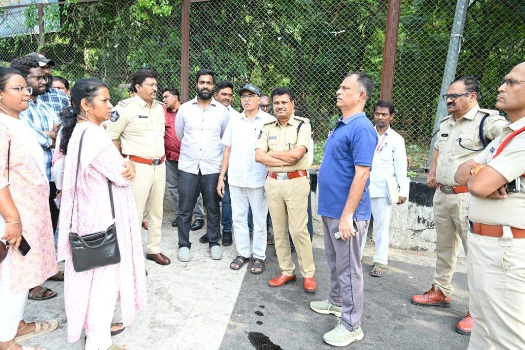 అలిపిరి పరిసరాల్లో పుట్ పాత్ లపై దుకాణాలు తొలగించండి