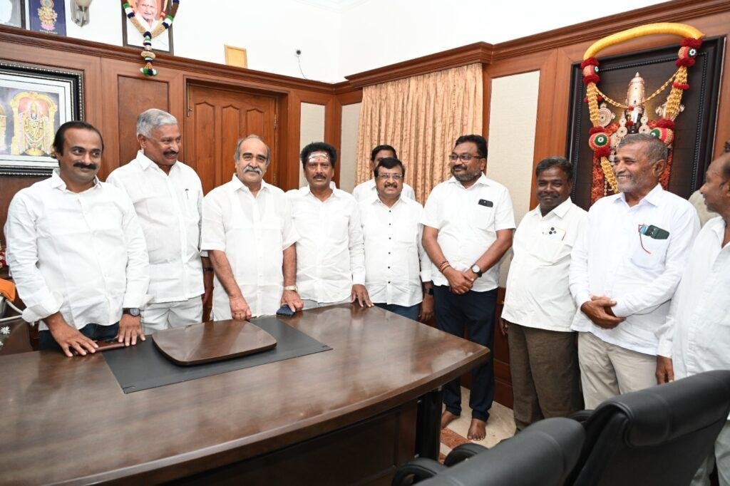 మాజీ మంత్రి పెద్దిరెడ్డి రామచంద్రారెడ్డిని కలిసిన సత్యవేడు వైసీపీ నాయకులు