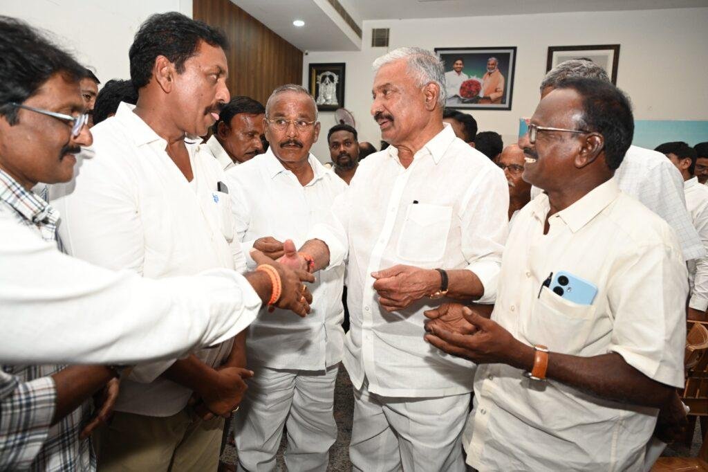 పెద్దిరెడ్డితో పిచ్చాటూరు వైఎస్సార్‌సీపీ నేతల భేటీ -​పార్టీ బలోపేతం, స్థానిక రాజకీయాలపై చర్చ