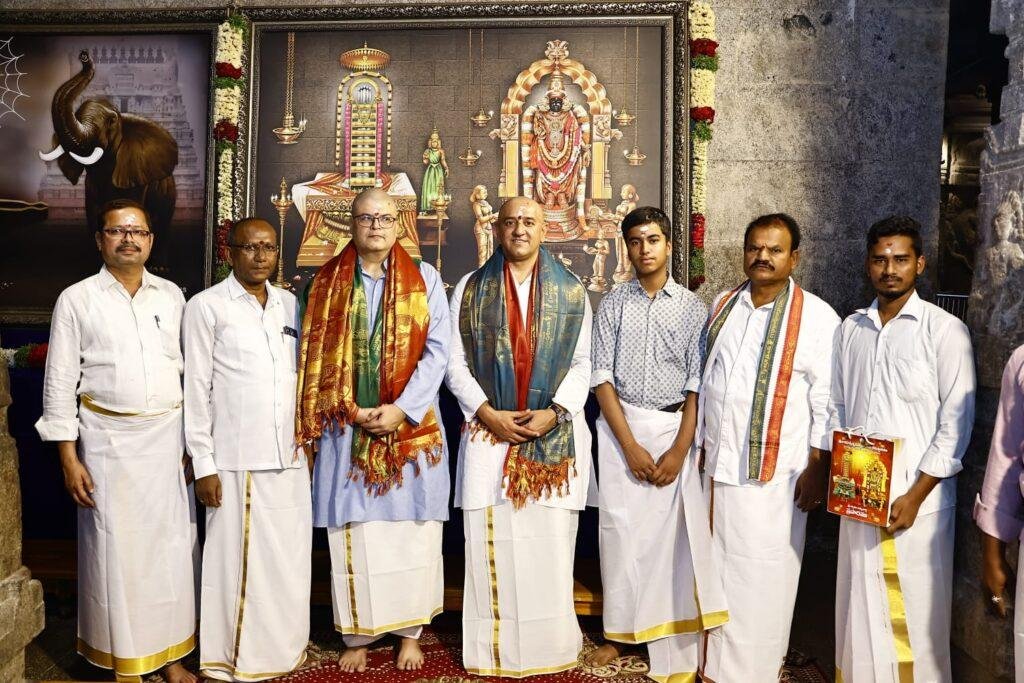 శ్రీవాయు లింగేశ్వర స్వామిని దర్శించుకున్న ఐఏఎస్