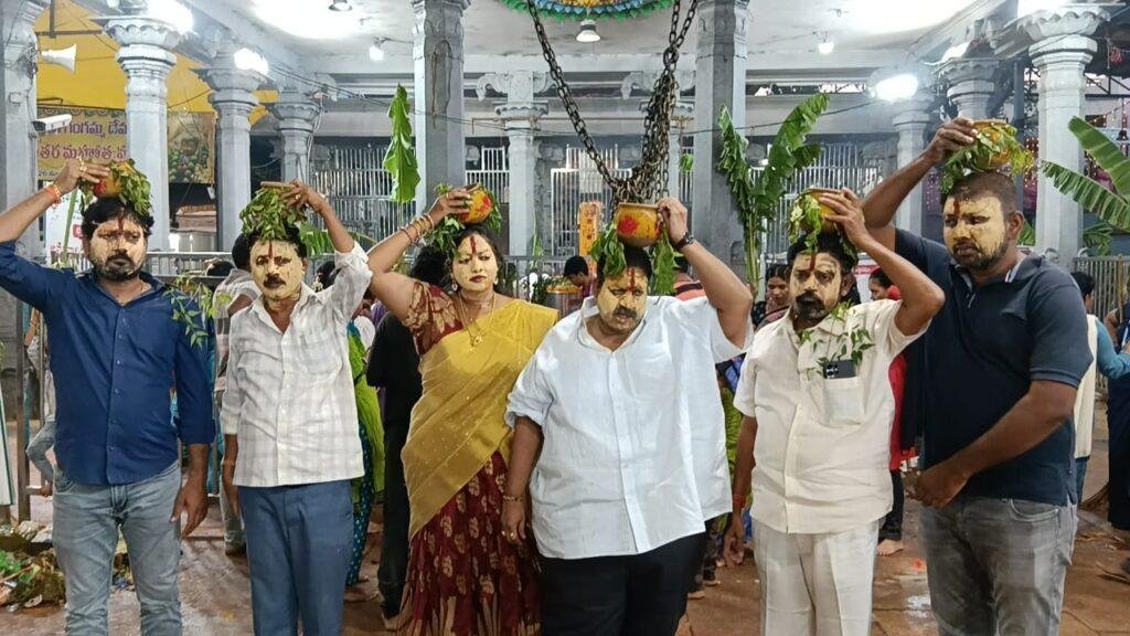 గంగమ్మ తల్లి ఆశీస్సులతో…  ప్రజలంతా సుఖ సంతోషాలతో వర్ధిల్లాలి..  అమ్మవారికి మ్రొక్కులు చెల్లించిన  ‘పులుగోరు’