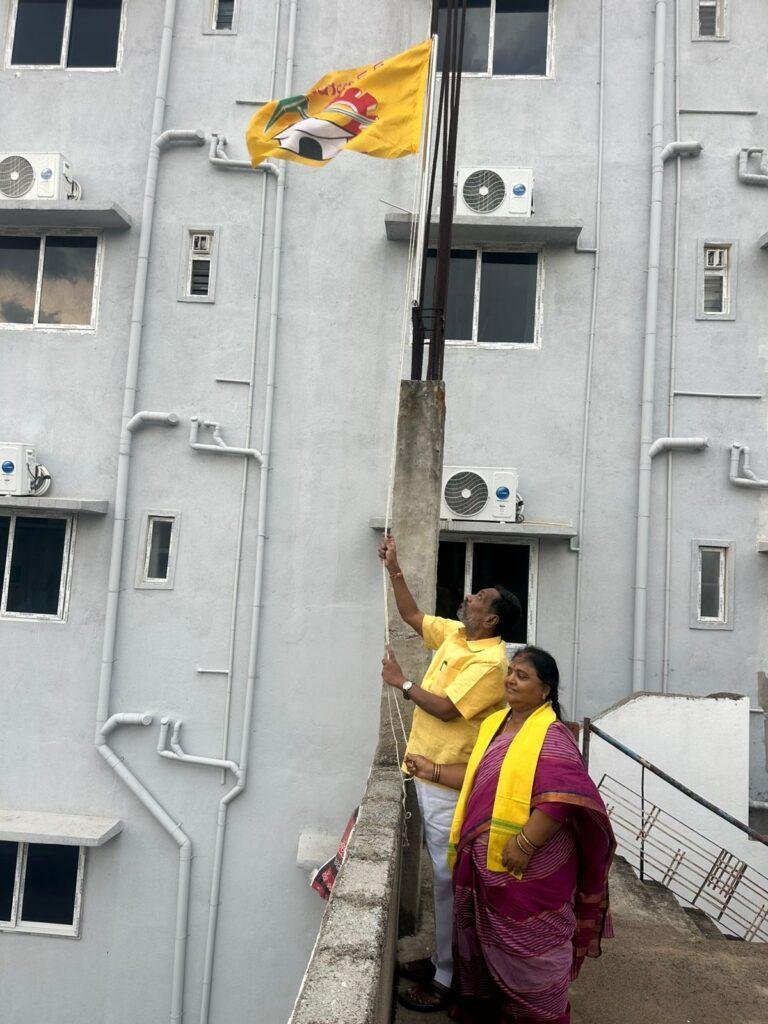 మహానాడు వేళ ఇంటిపై పార్టీ జెండా ఎగురవేసిన  నరసింహ యాదవ్ దంపతులు