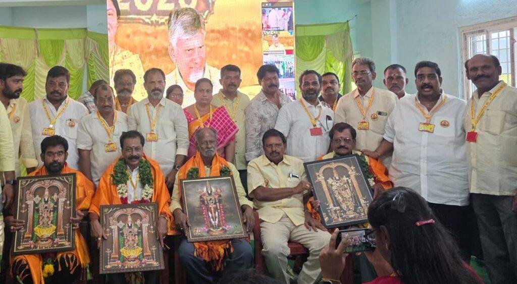 ‘పులిగోరు’ చే టీడీపీ సీనియర్ కార్యకర్తలకు సన్మానం..