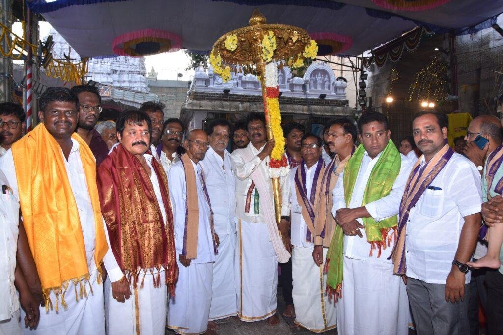 కన్నుల పండువగా నాయి బ్రాహ్మణులచే  బంగారు గొడుగు ప్రతిష్టాపన