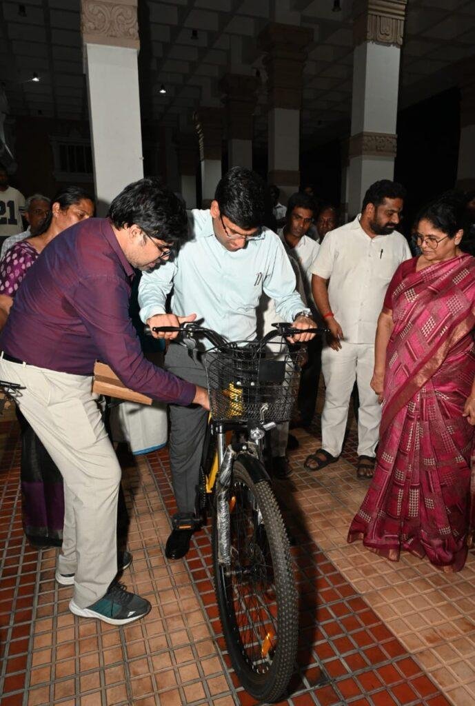 పర్యావరణ పరిరక్షణకు ఇ-సైకిళ్ల వినియోగాన్ని ప్రోత్సహిద్దాం – జిల్లా కలెక్టర్ డా. ఎస్. వెంకటేశ్వర్
