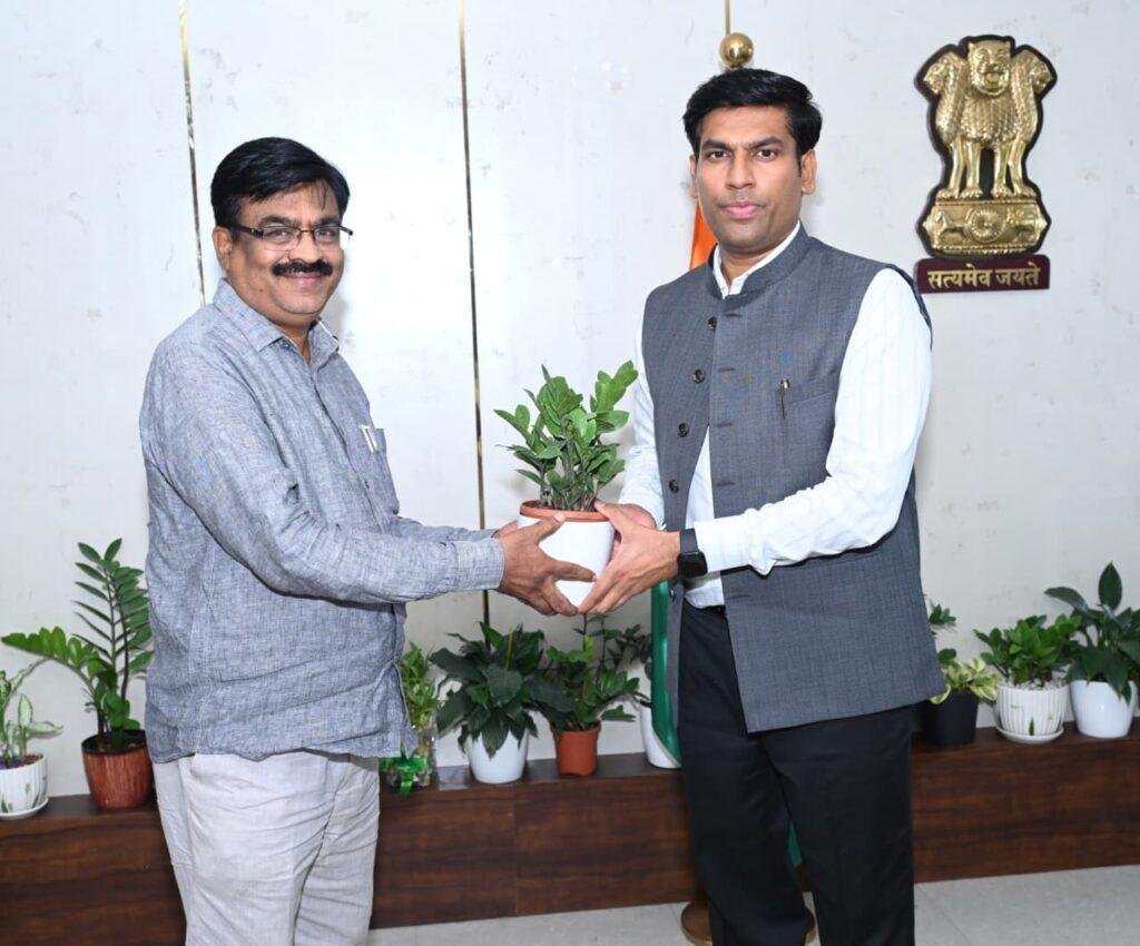 జిల్లా కలెక్టర్‌ను మర్యాదపూర్వకంగా కలిసిన సర్వే అండ్ ల్యాండ్ రికార్డ్స్ అధికారి