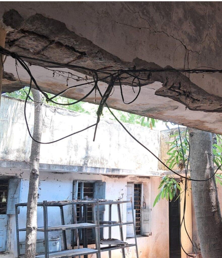 ప్రాణాలు అరచేతిలో పెట్టుకుని రెవెన్యూ శాఖ విధులు..!