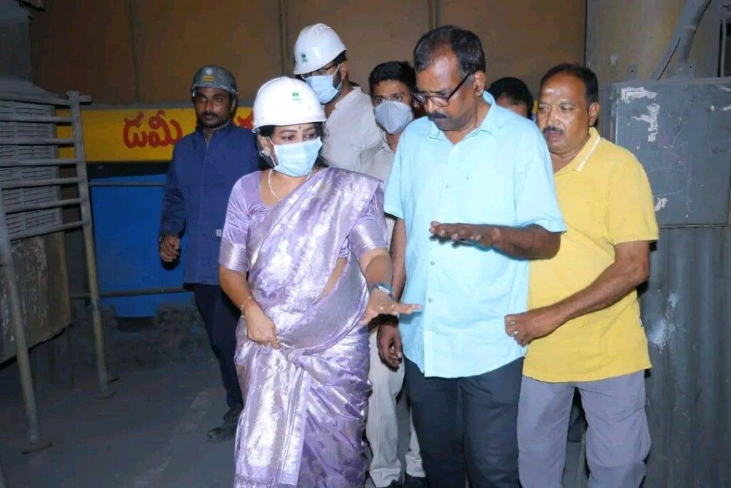 విశాఖ స్టీల్ ప్లాంట్‌ అగ్నిప్రమాద ఘటనా స్థలాన్ని సందర్శించిన హోం మంత్రి వంగలపూడి అనిత పరిస్థితిని సమీక్షించారు. క్షతగాత్రులకు అత్యుత్తమ వైద్యం అందేలా అన్ని చర్యలు తీసుకోవాలని అధికారులను ఆదేశించారు. హోం మంత్రి వెంట ఎంపీ భరత్  ఉన్నారు.
