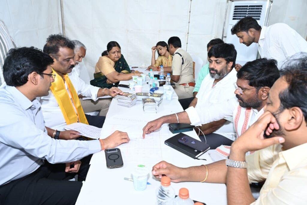 ముఖ్యమంత్రి  పర్యటన సందర్భంగా మంత్రులు, కార్యక్రమాల కోఆర్డినేటర్ తో కలిసి ముందస్తు భద్రత ఏర్పాట్లను పర్యవేక్షిస్తున్న జిల్లా కలెక్టర్…