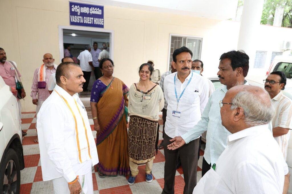శ్రీవారి భక్తసేవకు వచ్చే వైద్య సేవ నిపుణుల వసతి సౌకర్యాలపై జేఈవో డా.ఎ.శరత్ పరిశీలన