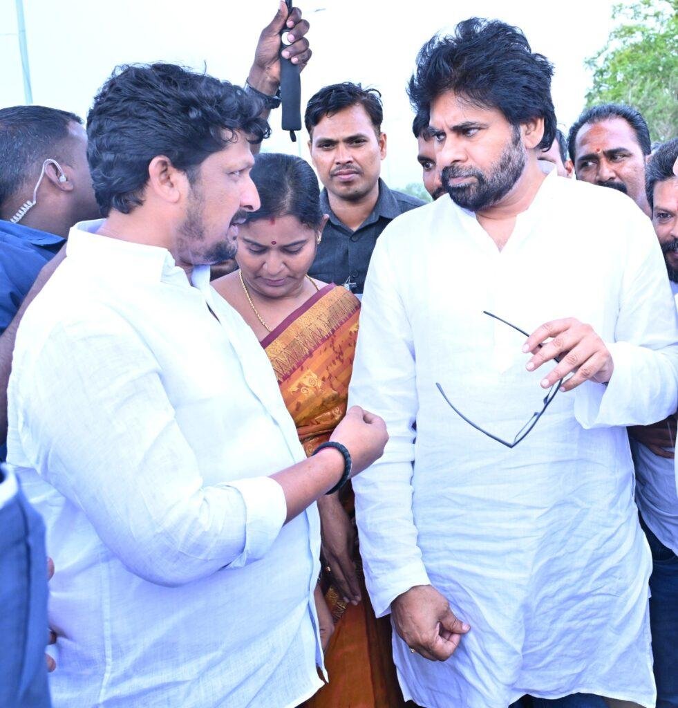 రాజారెడ్డి ని పలకరించిన డిప్యూటీ సీఎం పవన్  తిరుపతి, మే 12 :  ఎన్డీఏ రెండేళ్ల పాలన విజయవంతంగా ముగిసిన సందర్భంగా తిరుపతిలో జరిగిన విజయోత్సవ సభకు విచ్చేసిన పవన్ కళ్యాణ్ రేణిగుంట విమానాశ్రయంలో జనసేన పార్టీ తిరుపతి నగర అధ్యక్షులు రాజారెడ్డిని ఆప్యాయంగా పలకరించారు. శుక్రవారం డామినేడు సమీపంలో జరిగిన ఎన్డీఏ విజయోత్సవ సభకు హాజరయ్యేందుకు వచ్చిన పవన్ కళ్యాణ్ ను రాజారెడ్డి రేణిగుంట విమానాశ్రయంలో కలిసి జనసేన పార్టీ బలోపేతం, జనసేన పార్టీ జిల్లా కమిటీ మార్పులు చేర్పులు, ఇంకా పలు అంశాలపై రాజారెడ్డి పవన్ కళ్యాణ్ కు వివరించారు. మంగళగిరిలో త్వరలో జరగబోయే జనసైనికుల రాష్ట్రస్థాయి సమావేశంలో గుర్తు చేయమని పవన్ కళ్యాణ్ రాజారెడ్డికి సూచించినట్లు సమాచారం