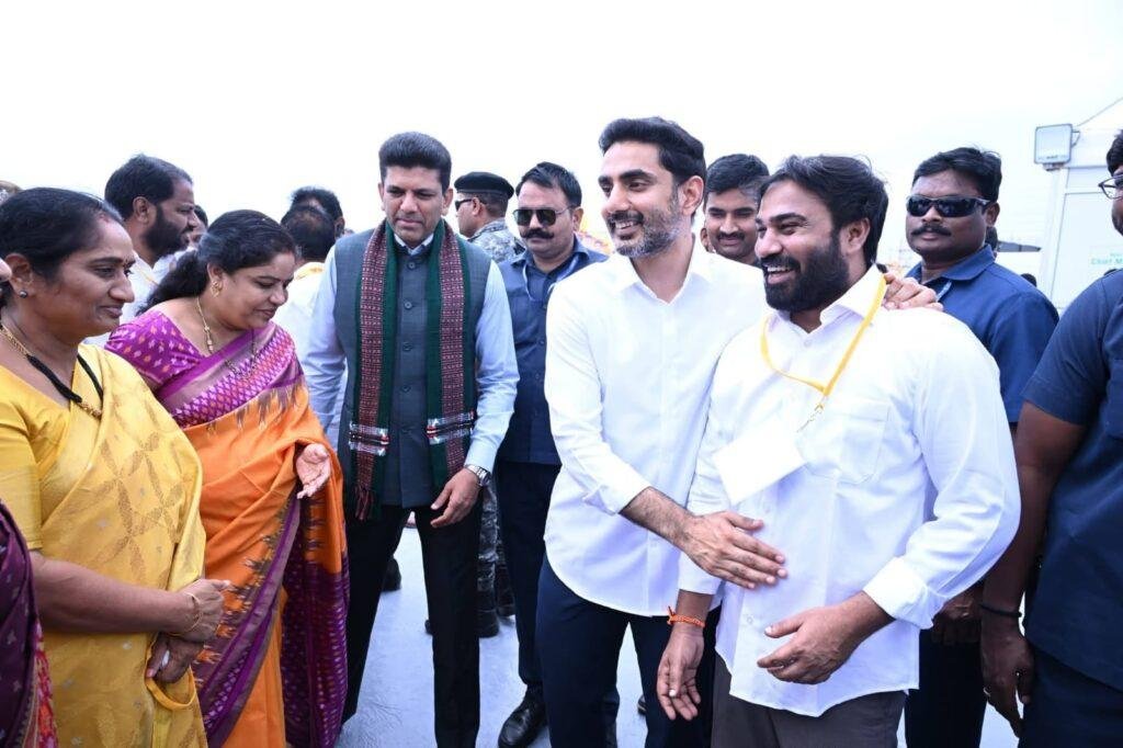 రవి నాయుడు ను ఆప్యాయంగా పలకరించిన నారా లోకేష్