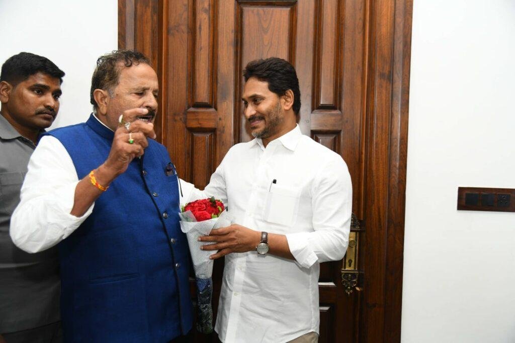 మాజీ ముఖ్యమంత్రిని కలిసిన ఎస్ఎస్సి సెల్ అధ్యక్షుడు పసల కృష్ణయ్య