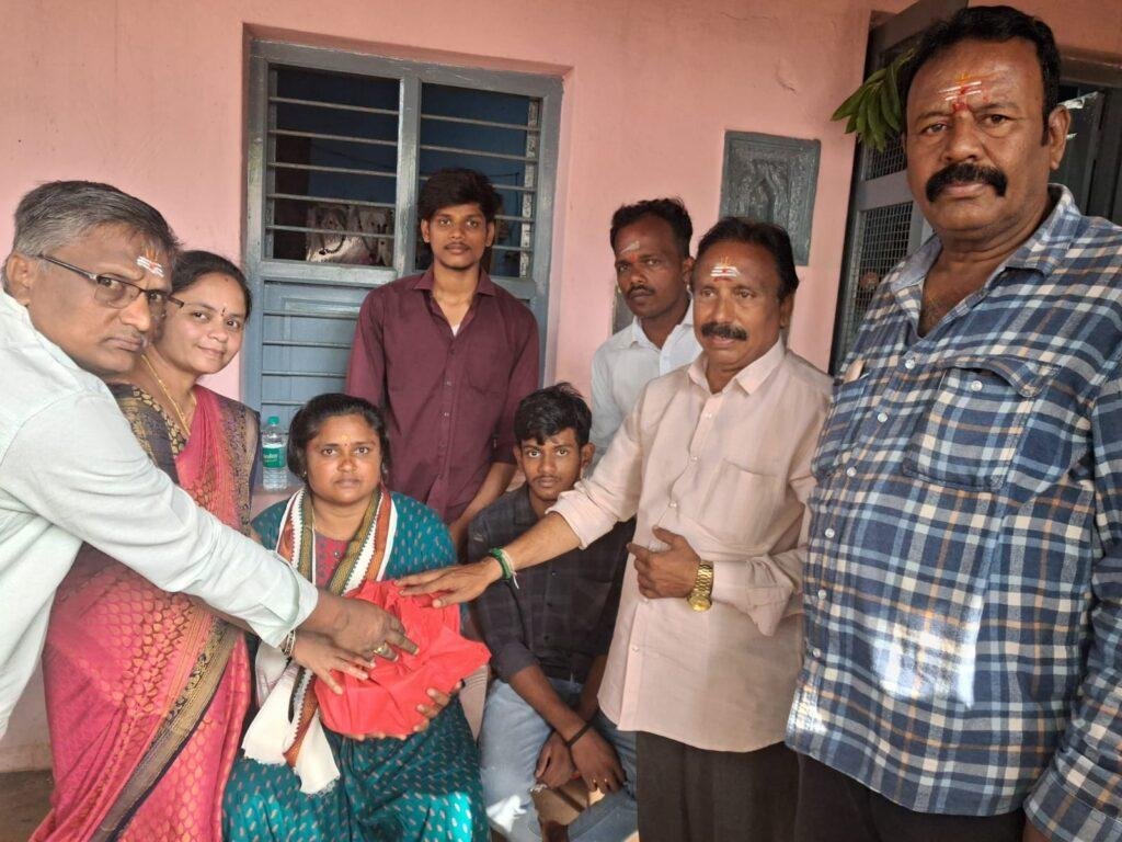 శ్రీకాశీవిశ్వేశ్వర స్వామి ఆలయంలో ప్రసాద వితరణ -దాతకు సన్మానం