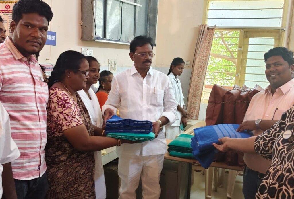 రోగులకు ఉచితంగా బెడ్ షీట్లు దిండ్లు పంపిణీ చేసిన ఎమ్మెల్యే