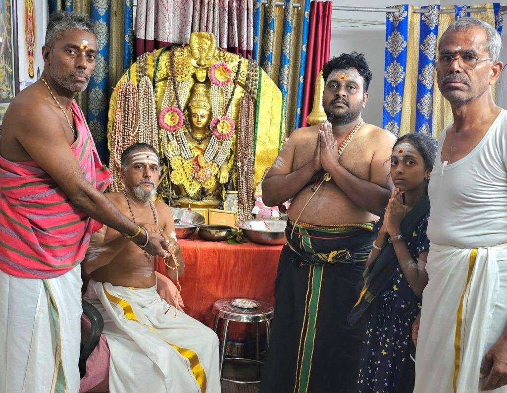 మేల్ శాంతిని కలిసిఆశీర్వాదం పొందిన  బైరెడ్డిపల్లి అయ్యప్పస్వామి భక్తులు