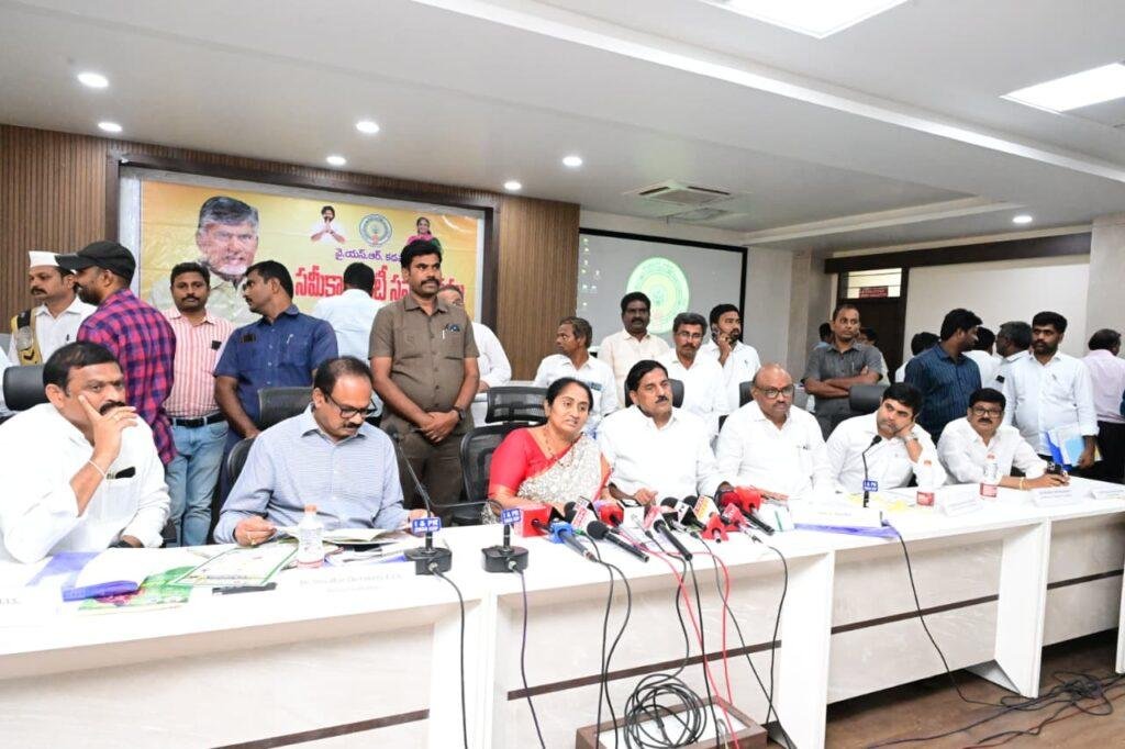 అన్ని రంగాల్లో జిల్లాను అగ్రస్థానంలో నిలపాలి..!