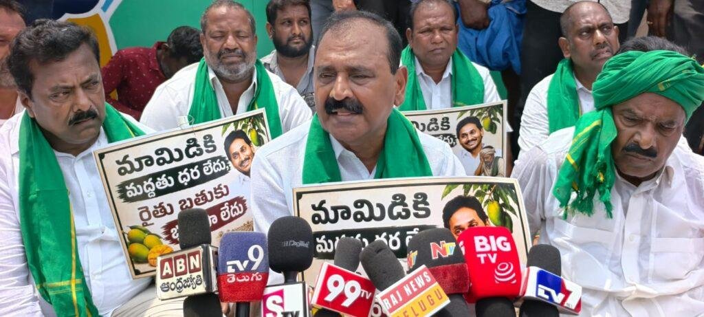 గంగాధర్ నెల్లూరు జైన్ ఫ్యాక్టరీ దగ్గర ధర్నా  చేపట్టిన వైసీపీ నాయకులు