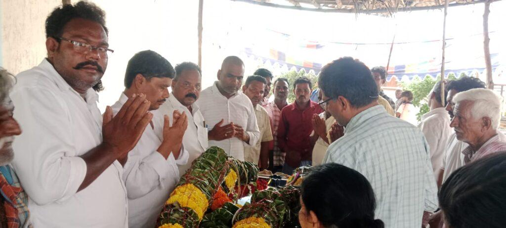 సావిత్రమ్మ మృతదేహానికి నివాళులర్పించిన మండల అధ్యక్షులు కామసాని పద్మనాభరెడ్డి