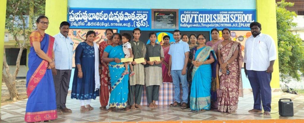 పదో తరగతి టాపర్లకు నగదు బహుమతులు