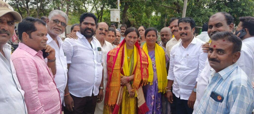ఎమ్మెల్యే సతీమణి బొజ్జల రిషితా రెడ్డికి స్వాగతం పలికిన టిడిపి బీసీ సెల్ నేత