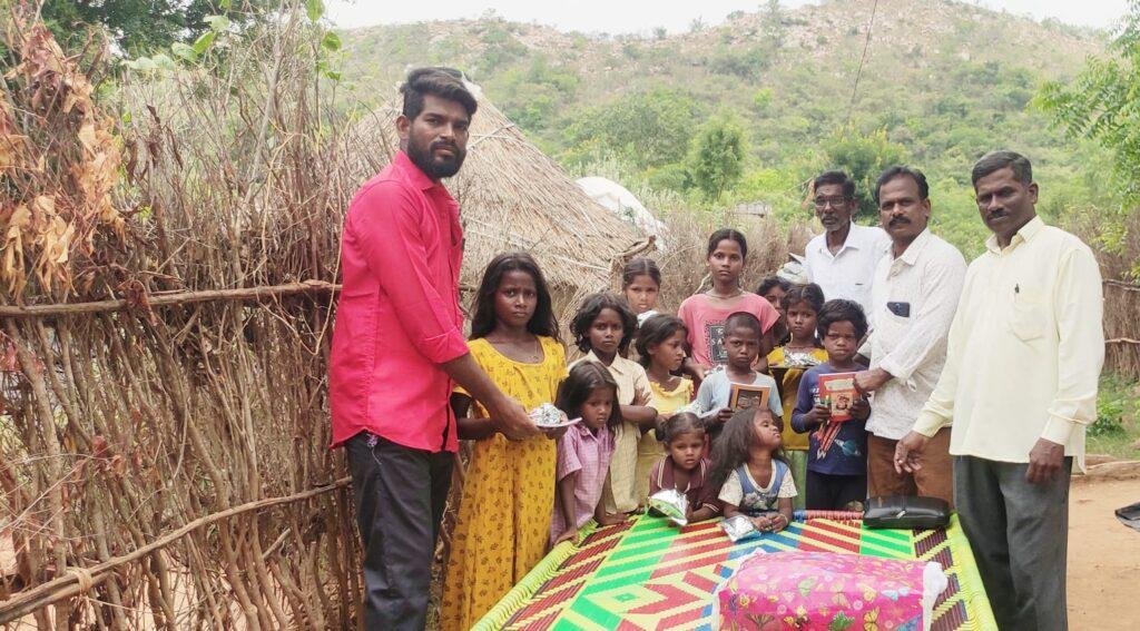 పేద విద్యార్థుల చదువుకు చేయూత