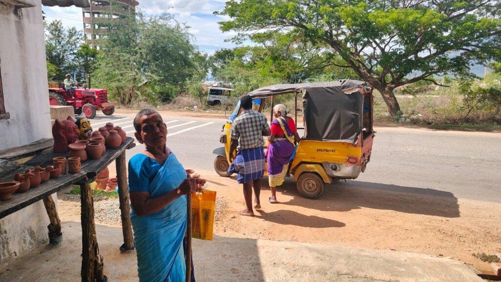 పిచ్చాటూరులో ఆధార్ సేవల కోసం అవస్థలు..